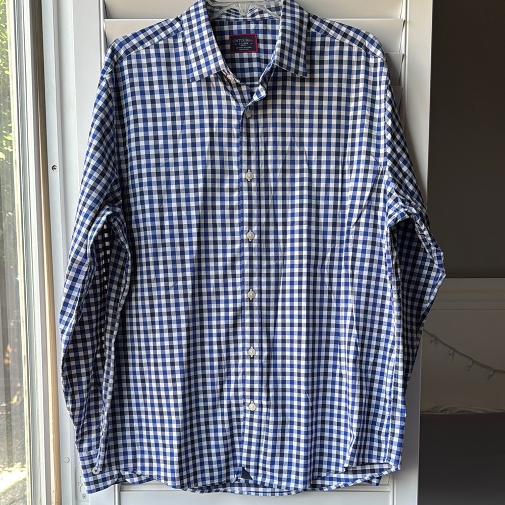 UNTUCKit Blue and White Casual Button Down Shirt